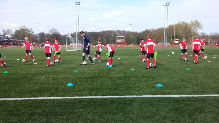 Frank de Jong legt een oefening uit aan zijn spelers tijden de training. 